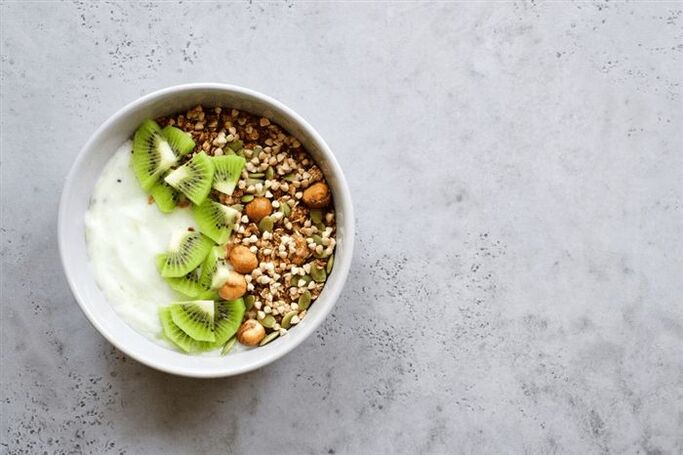 Buckwheat porridge with yogurt and fruit