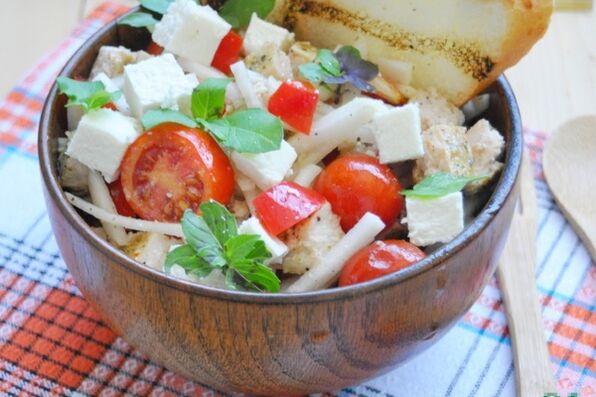 Grain salad with basmati rice for people who want to lose weight following the Mediterranean diet