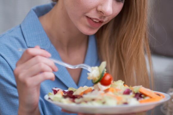 Woman changes lifestyle and loses weight thanks to Mediterranean diet